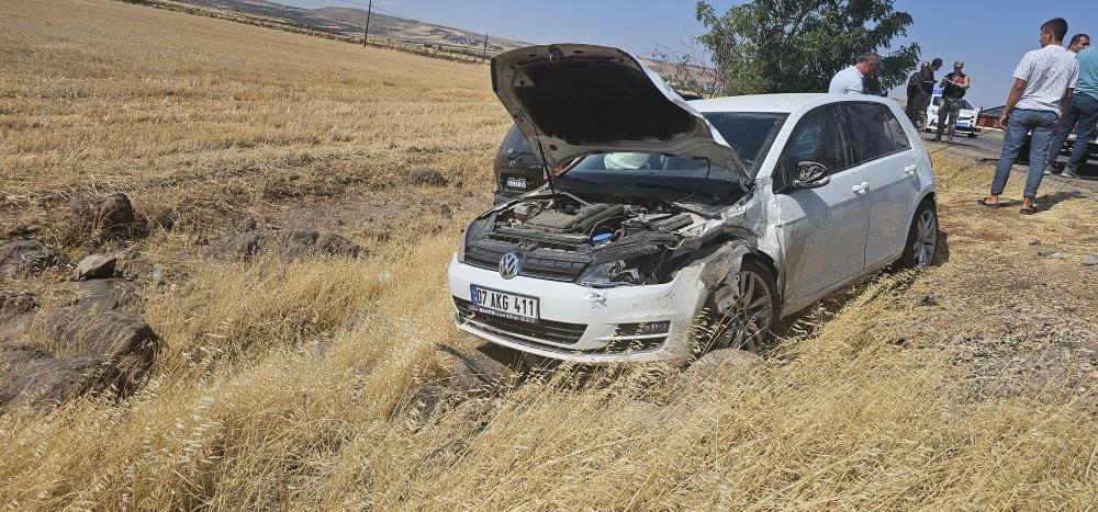 İki otomobil çarpıştı: 6 yaralı-1