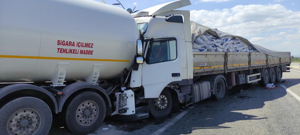 Alaşehir'de kömür yüklü tır LPG tankerine çarptı: 1 yaralı