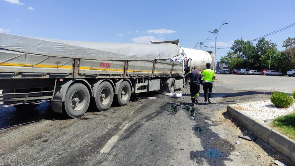 Alaşehir'de kömür yüklü tır LPG tankerine çarptı: 1 yaralı