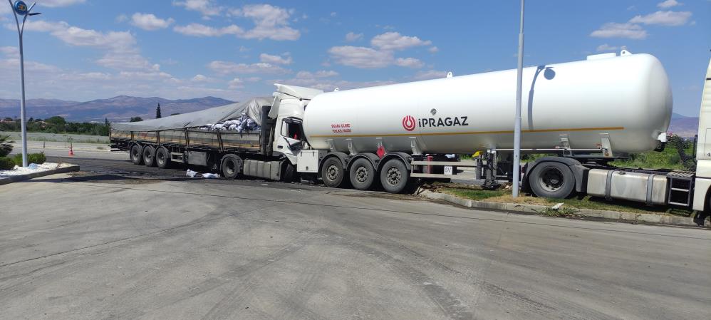 Alaşehir'de kömür yüklü tır LPG tankerine çarptı: 1 yaralı