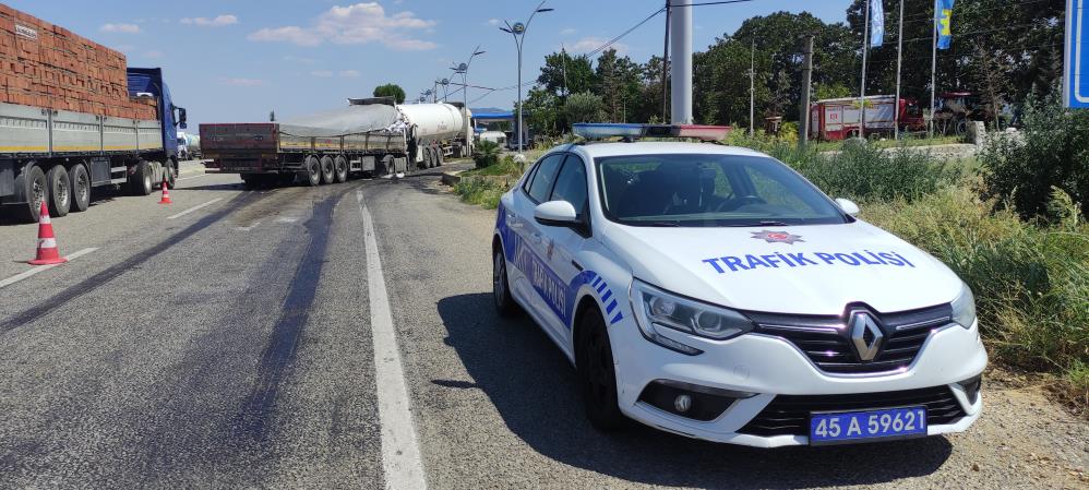 Alaşehir'de kömür yüklü tır LPG tankerine çarptı: 1 yaralı