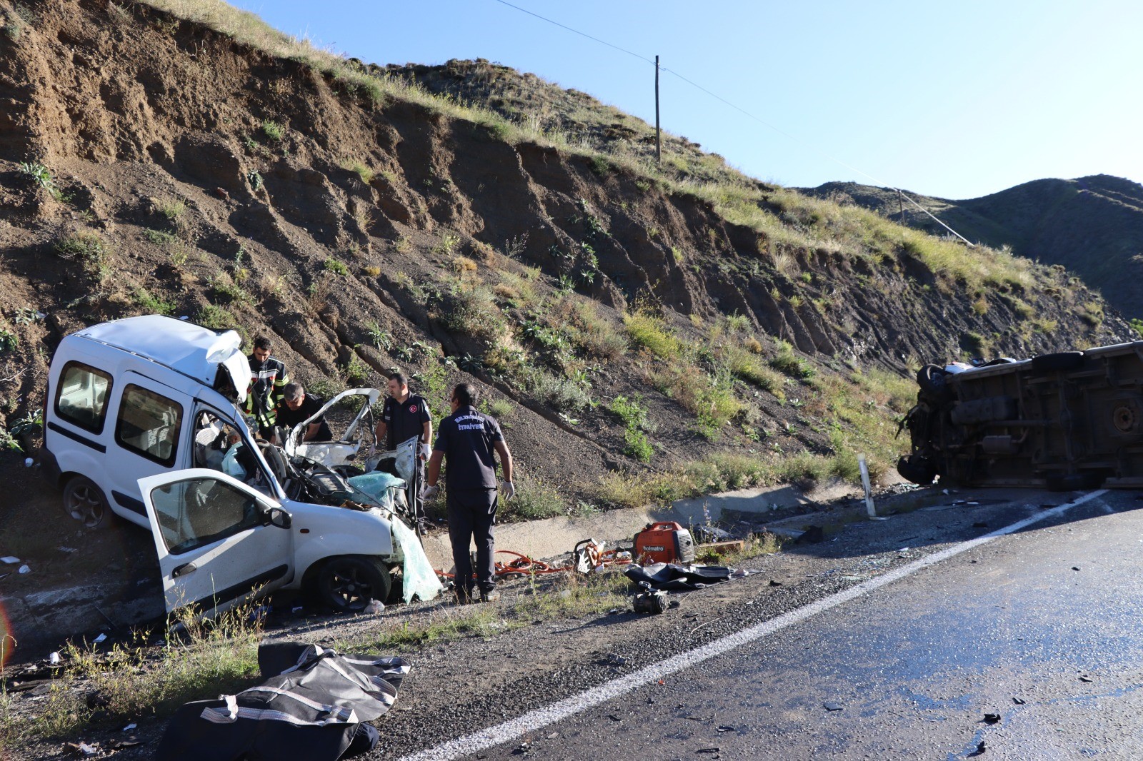 Ambulans ile hafif ticari araç çarpıştı: 4 kişi hayatını kaybetti-22