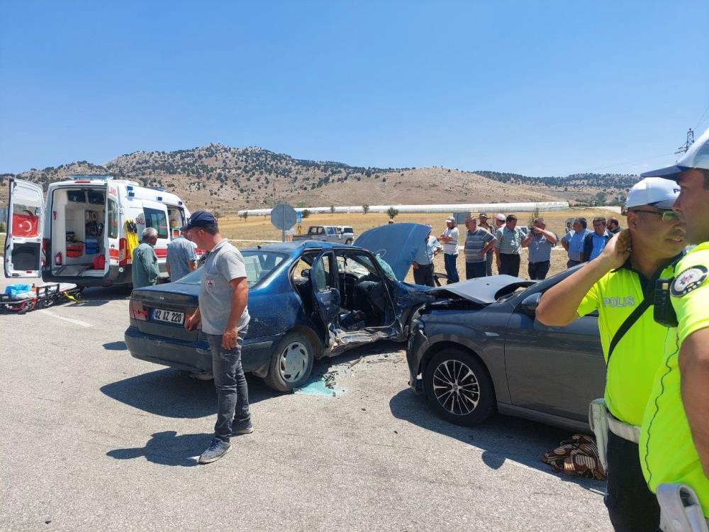 İki otomobilin çarpıştığı kazada 1'i ağır 10 kişi yaralandı