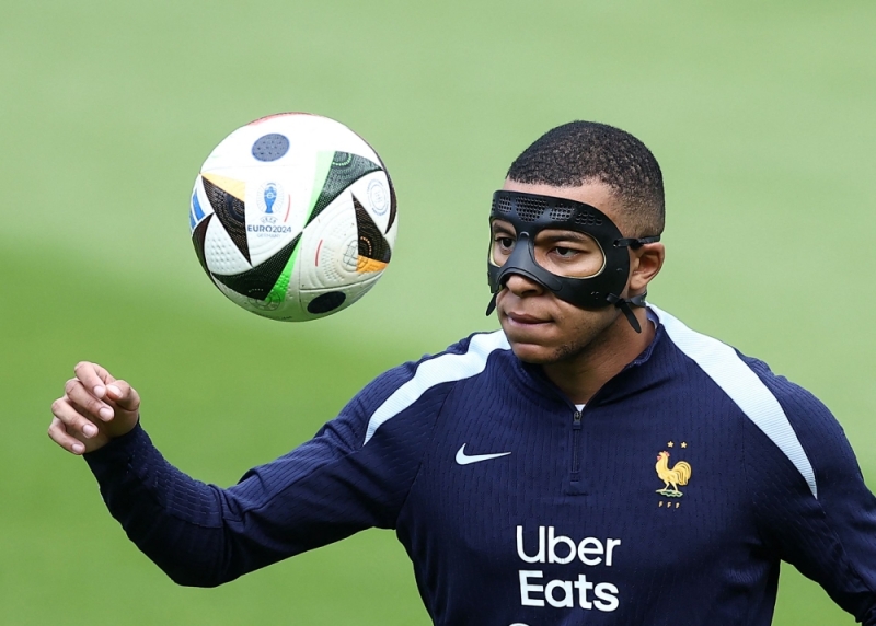 Kylian Mbappe neden maske takıyor?