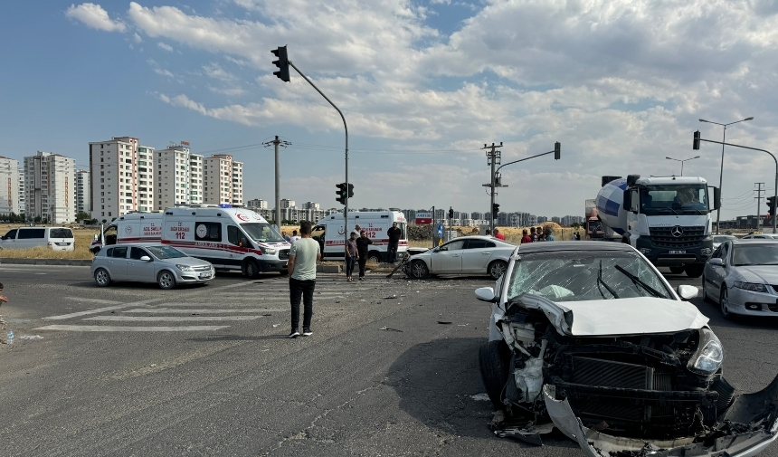 İki Otomobil Kavşakta Çarpıştı 4 Yaralı! (1)