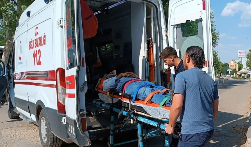 İki Otomobil Ve Yolcu Otobüsü Çarpıştı 3 Yaralı (3)