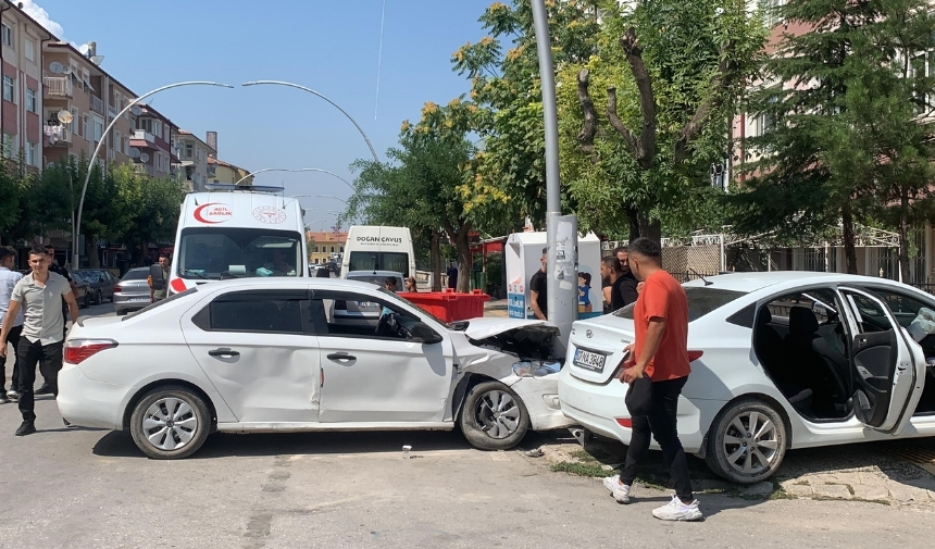 Karaman’da Otomobiller Çarpıştı 3 Yaralı (3)