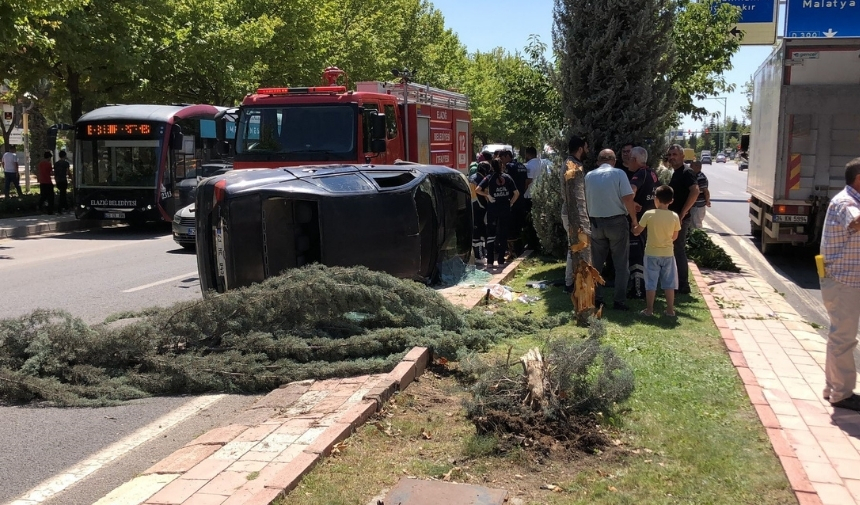 Kontrolden Çıkan Otomobil Refüje Çarptı 3 Yaralı! (2)