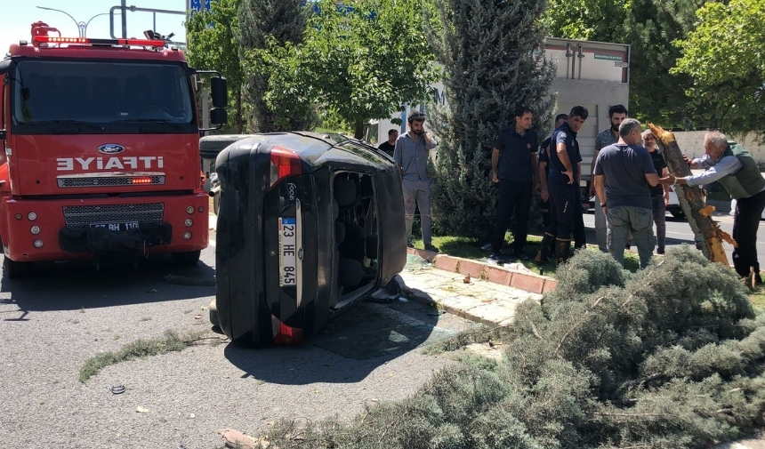 Kontrolden Çıkan Otomobil Refüje Çarptı 3 Yaralı! (5)