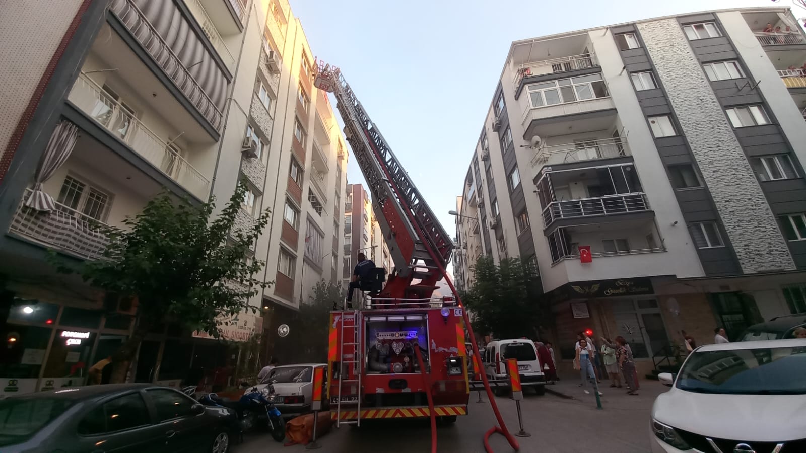 Manisa'da Balkonda Çıkan Yangın Evi Sardı