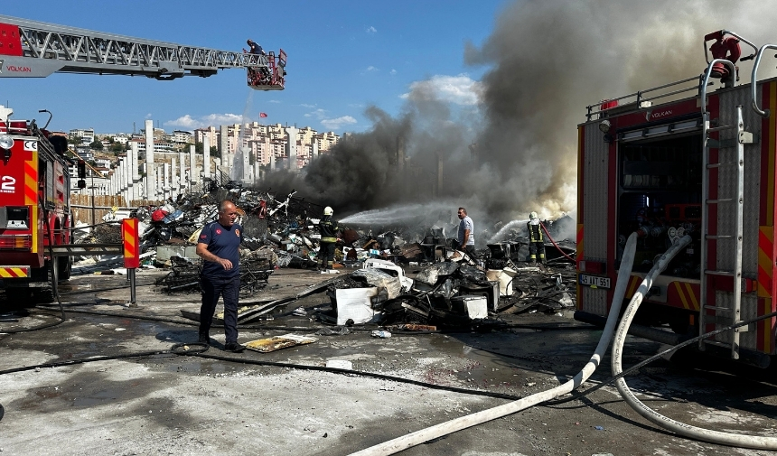 Manisa'da Hurda Işletmesi Alevlere Teslim Oldu! (2)