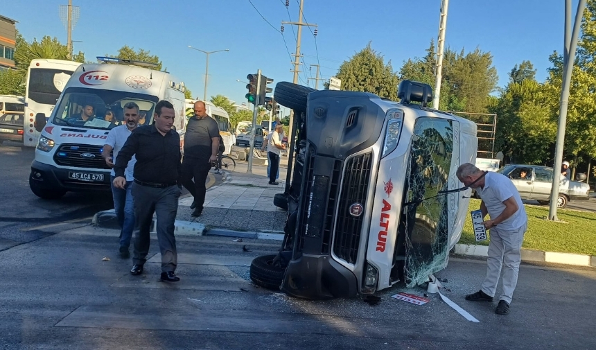 Manisa'da Iki Işçi Minibüsü Çarpıştı! (2)