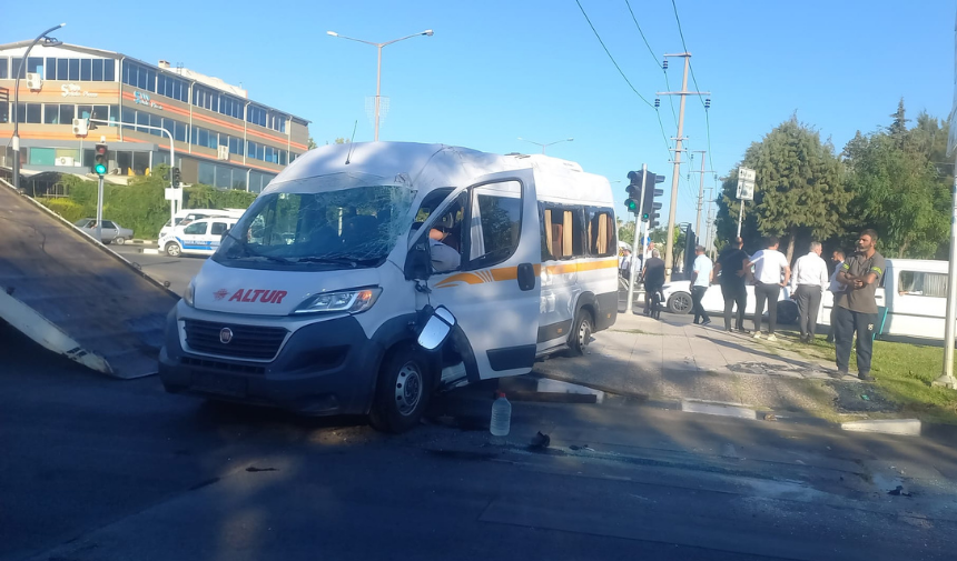 Manisa'da Iki Işçi Minibüsü Çarpıştı!-2