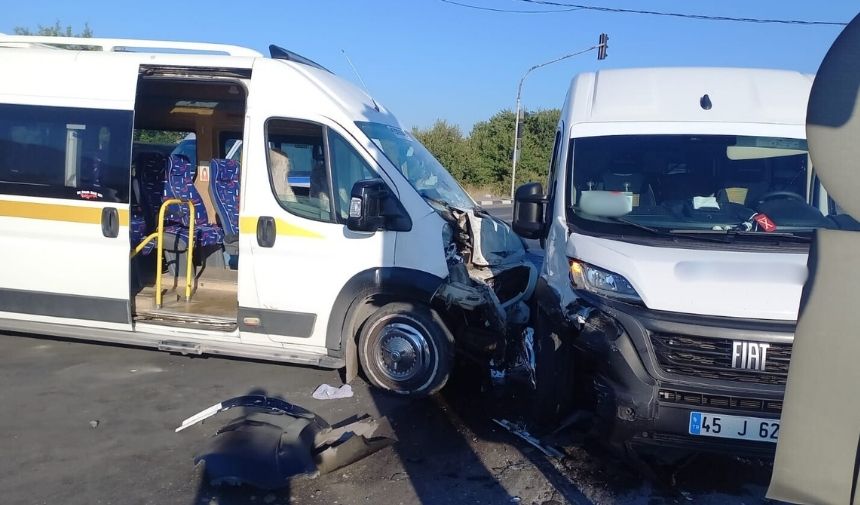 Manisa'da Iki Servis Minibüsü Çarpıştı! (2)