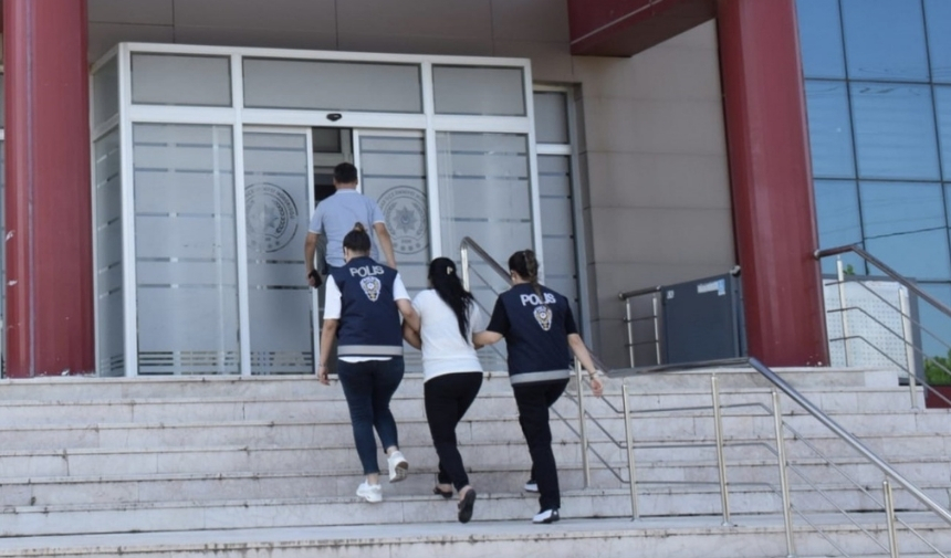 Manisa'da Silahla Yağma Suçundan Aranan Şahıs Kıskıvrak Yakalandı! (2)