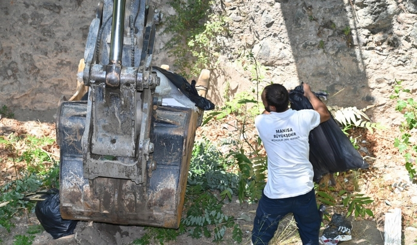 Manisa'da Tarihi Dokuların Güzergahında Temizlik Yapıldı (5)