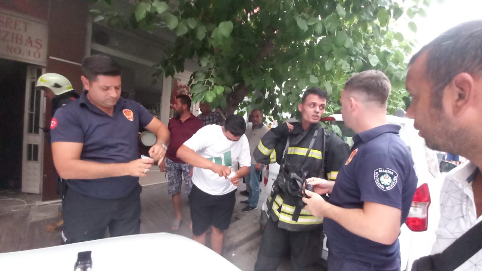 Manisa'da Yangına Müdahale Eden Iki Itfaiye Eri Dumandan Etkilendi-1