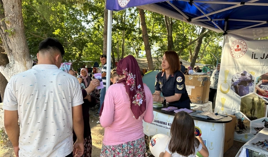 Sıcak Havalardan Bunalan Kargaya Bardakla Su Içirdi! (7)