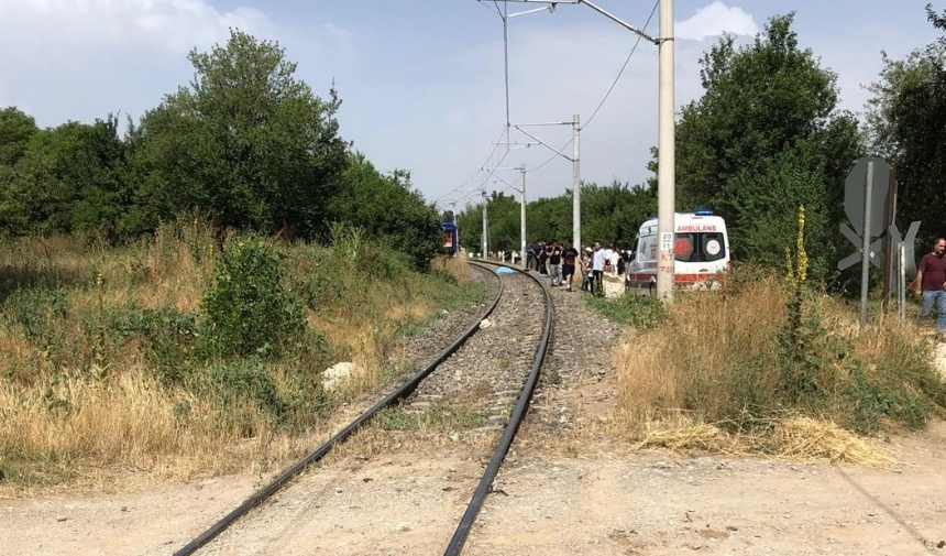 Tren Kazasında 1 Kişi Hayatını Kaybetti 11