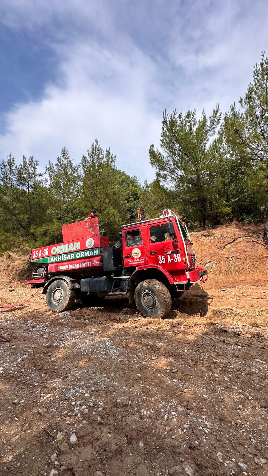 Manisa'da orman yangını yıldırım düşmesi sonucu çıktı-1