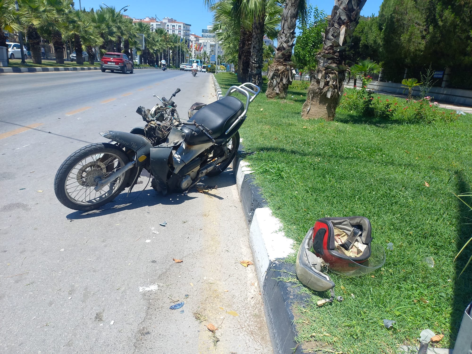 Manisa'da aydınlatma direğine çarpan motosikletin sürücüsü yaralandı-33