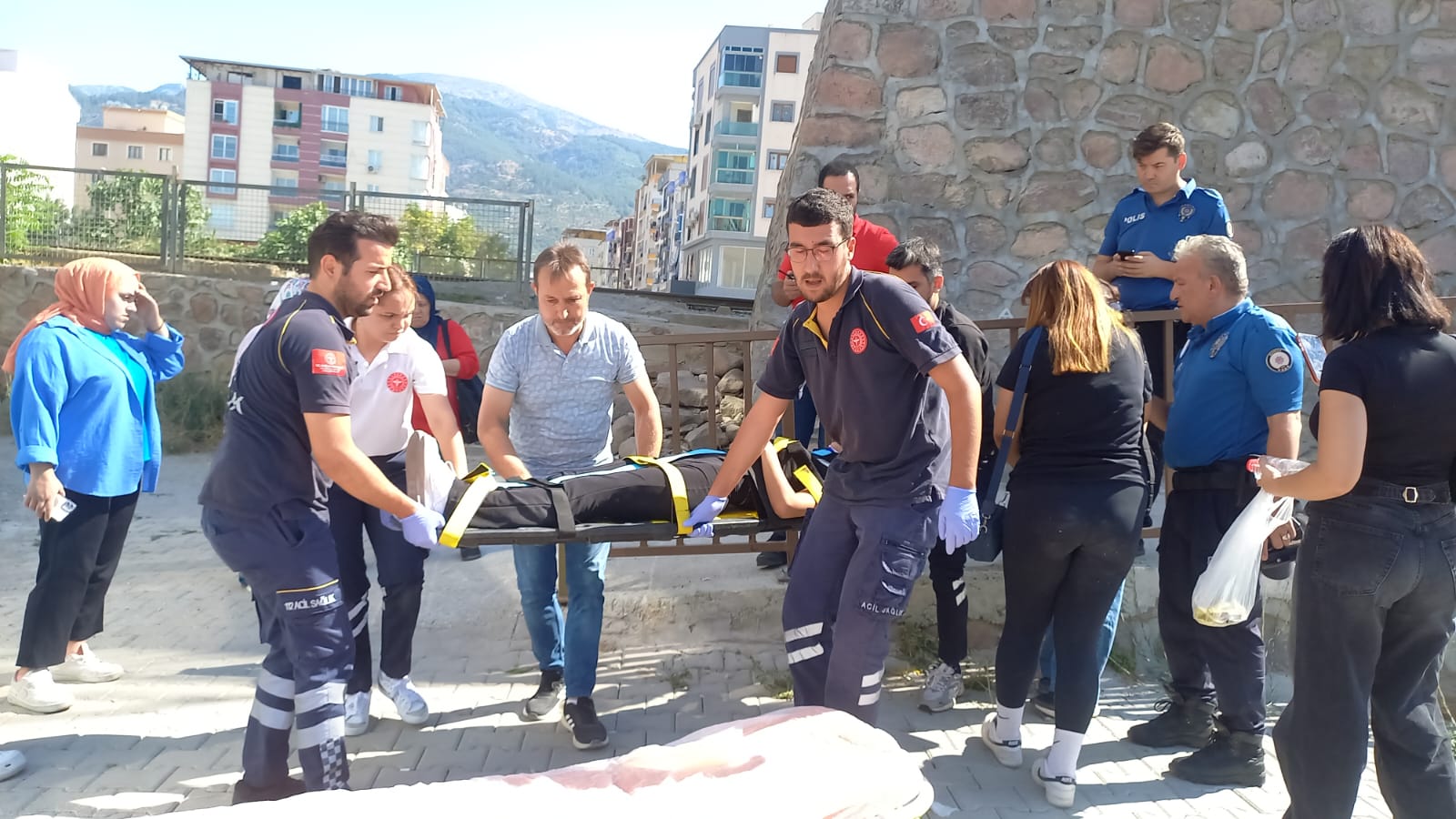 Manisa'da genç kız darp edildi ve bıçakla yaralandı-11