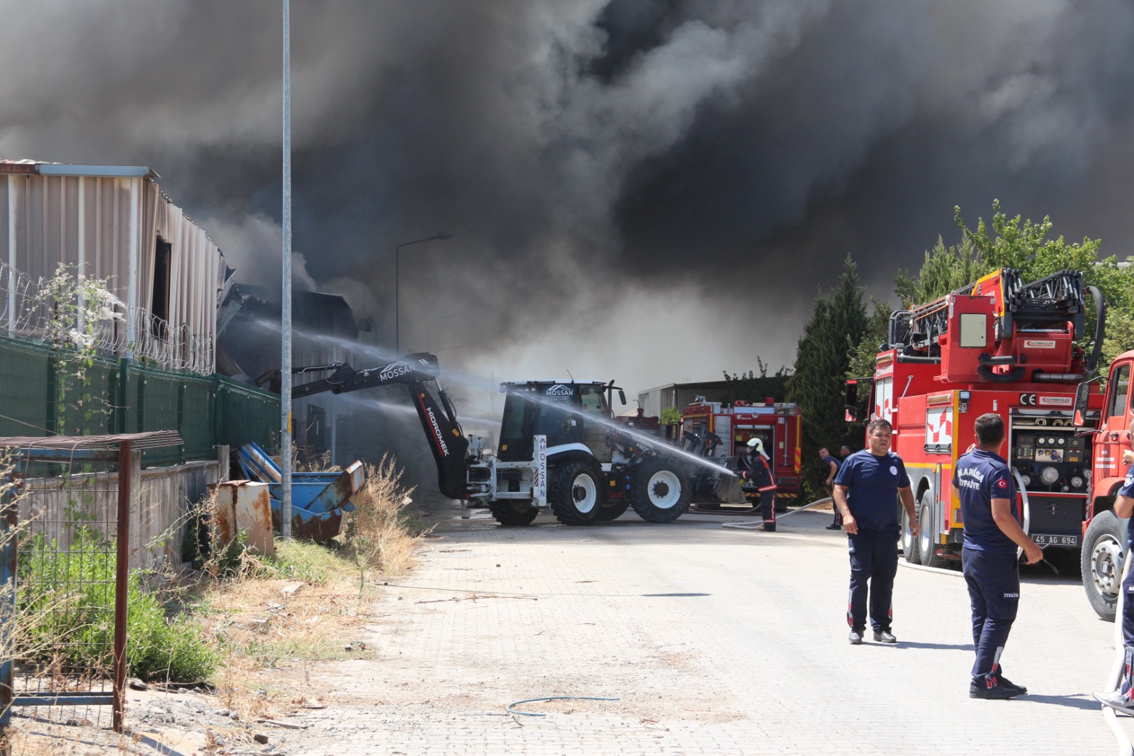 Manisa'da Mobilya Fabrikasında Çıkan Yangın Kontrol Altına Alındı-33