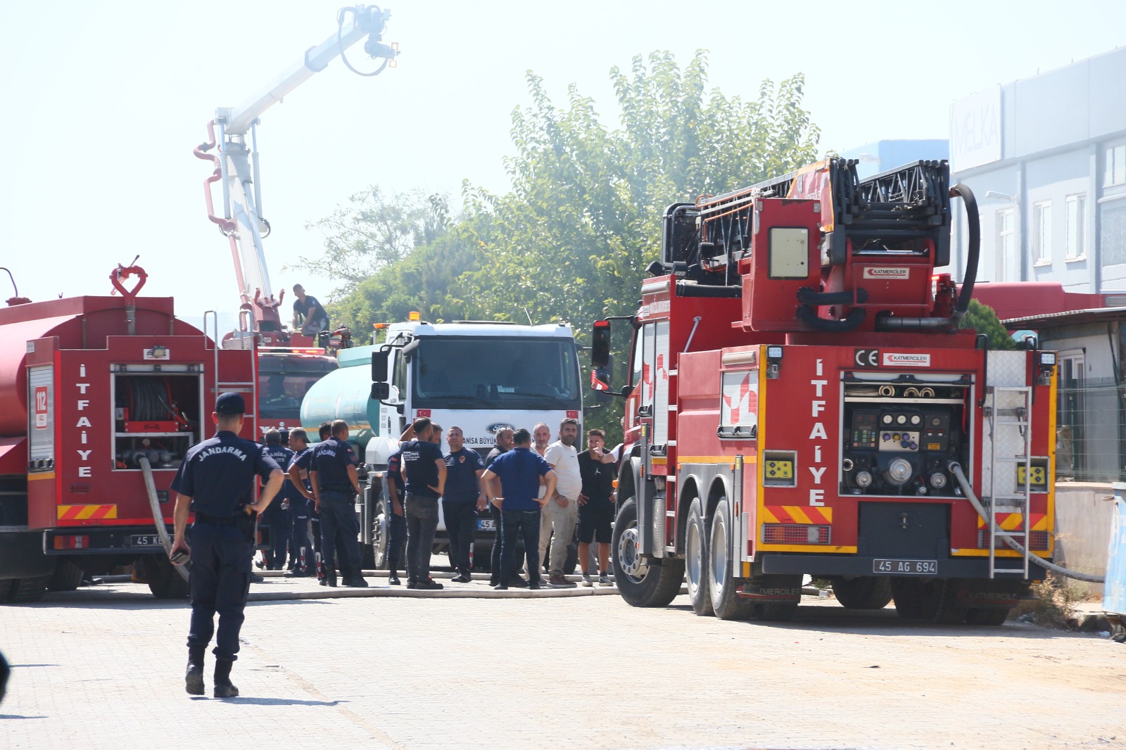 Manisa'da Mobilya Fabrikasında Çıkan Yangın Kontrol Altına Alındı-99