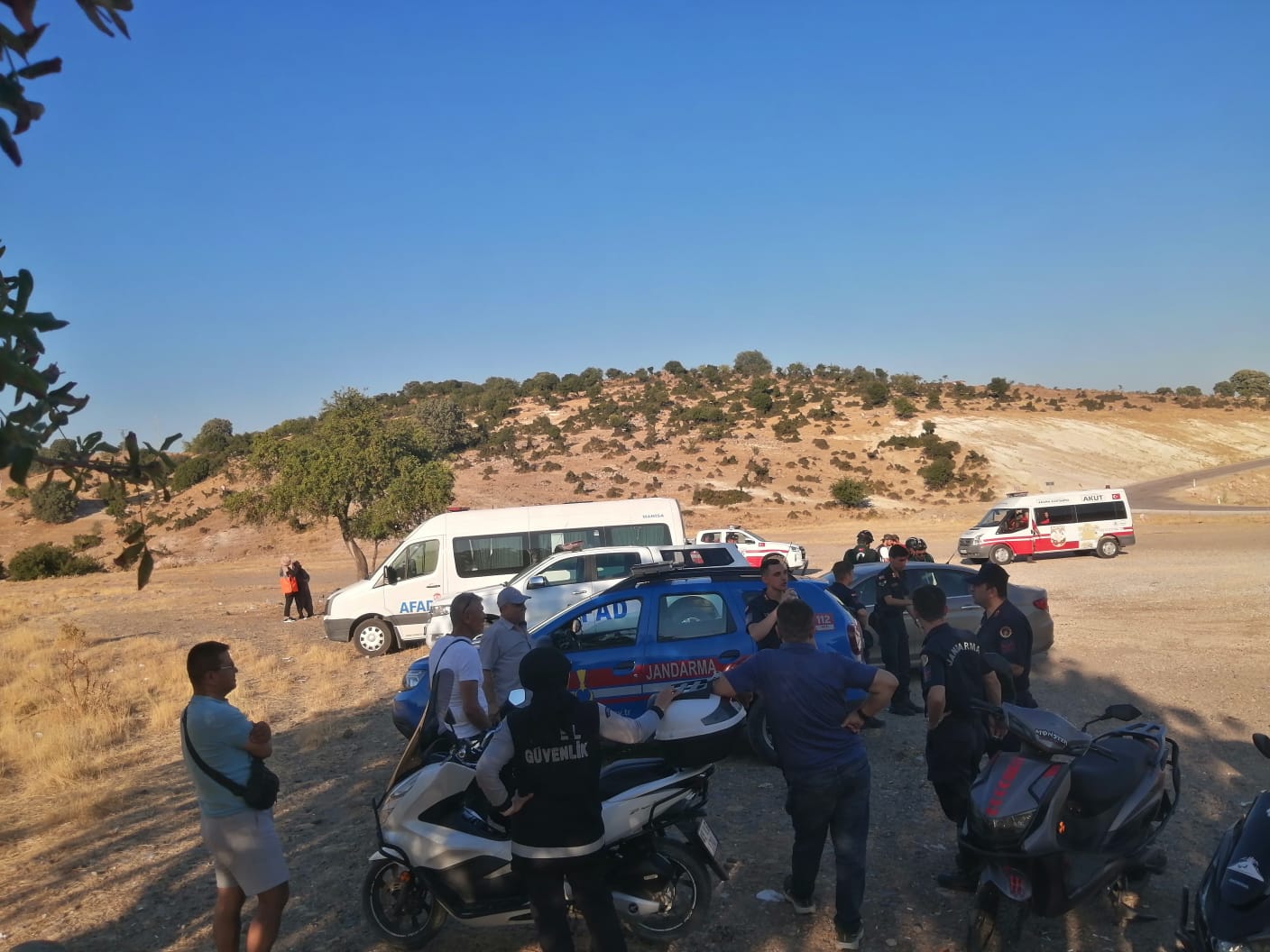 Manisa'da kayıp alzheimer hastası babalarını her yerde arıyorlar