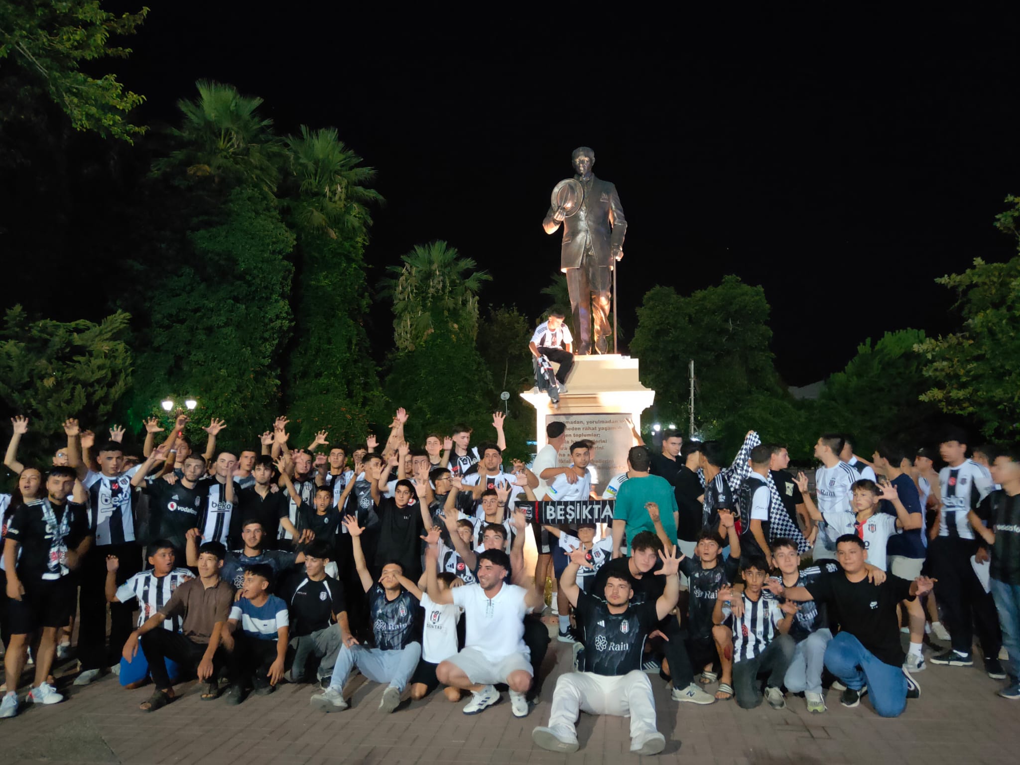 Turgutlu'da Beşiktaşlı taraftarlar sokağa döküldü