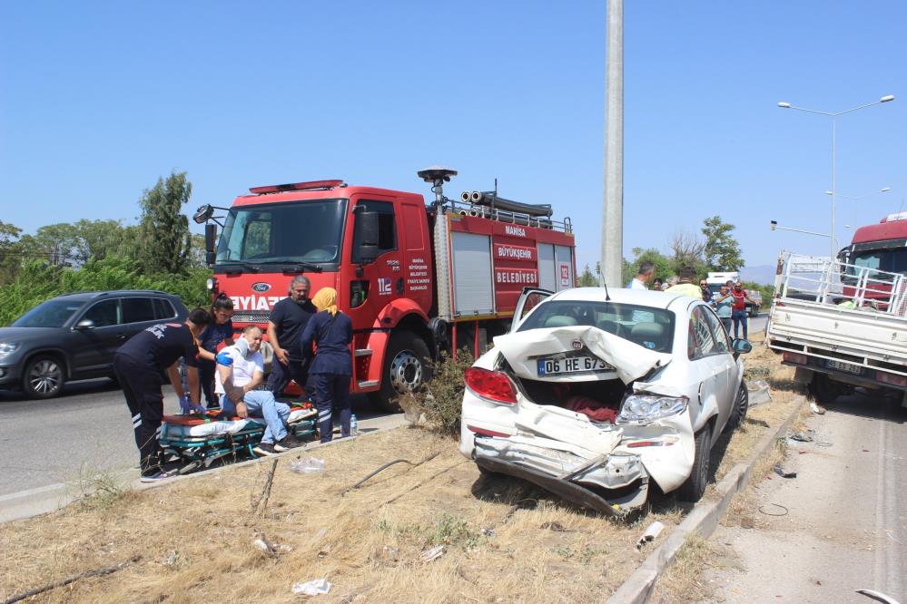 Salihli'de tırın kilitlenmesiyle meydana gelen zincirleme kazada 3 Kişi yaralandı