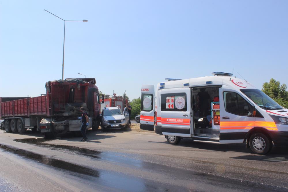 Salihli'de tırın kilitlenmesiyle meydana gelen zincirleme kazada 3 Kişi yaralandı