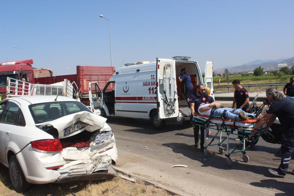 Salihli'de tırın kilitlenmesiyle meydana gelen zincirleme kazada 3 Kişi yaralandı