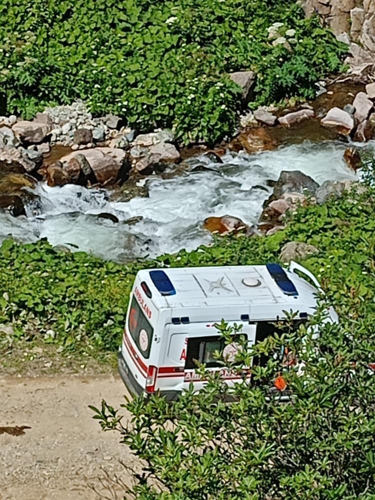 Uçuruma düşen otomobilde 2 kişi can verdi