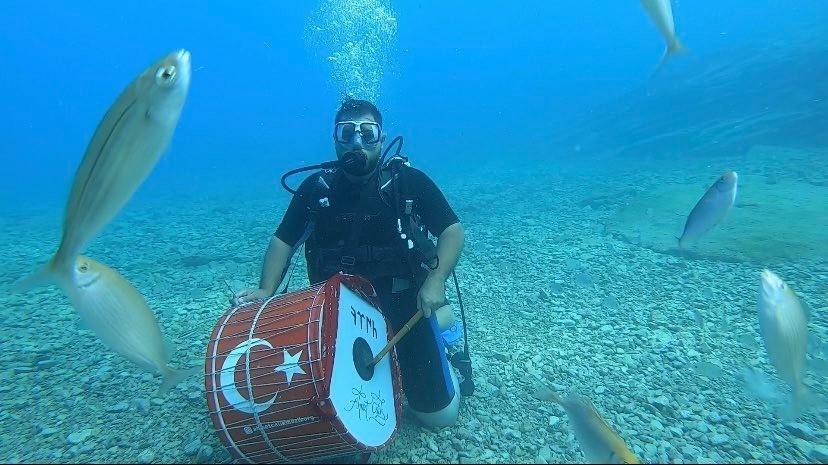 Fenomen davulcu çılgınlıklarına bir yenisini daha ekledi!