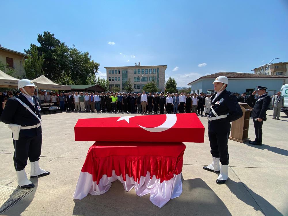 Tümöre yenilen polis memuru toprağa verildi