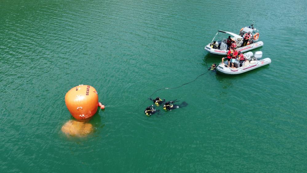 Jandarma yerli teknolojiyle derinlerden helikopter çıkardı