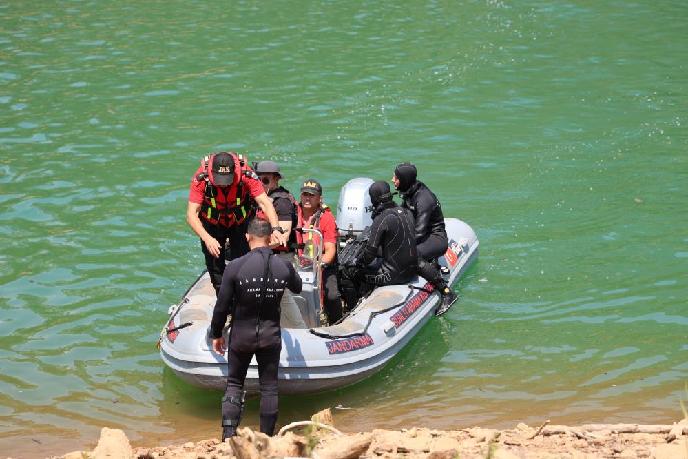 Jandarma yerli teknolojiyle derinlerden helikopter çıkardı