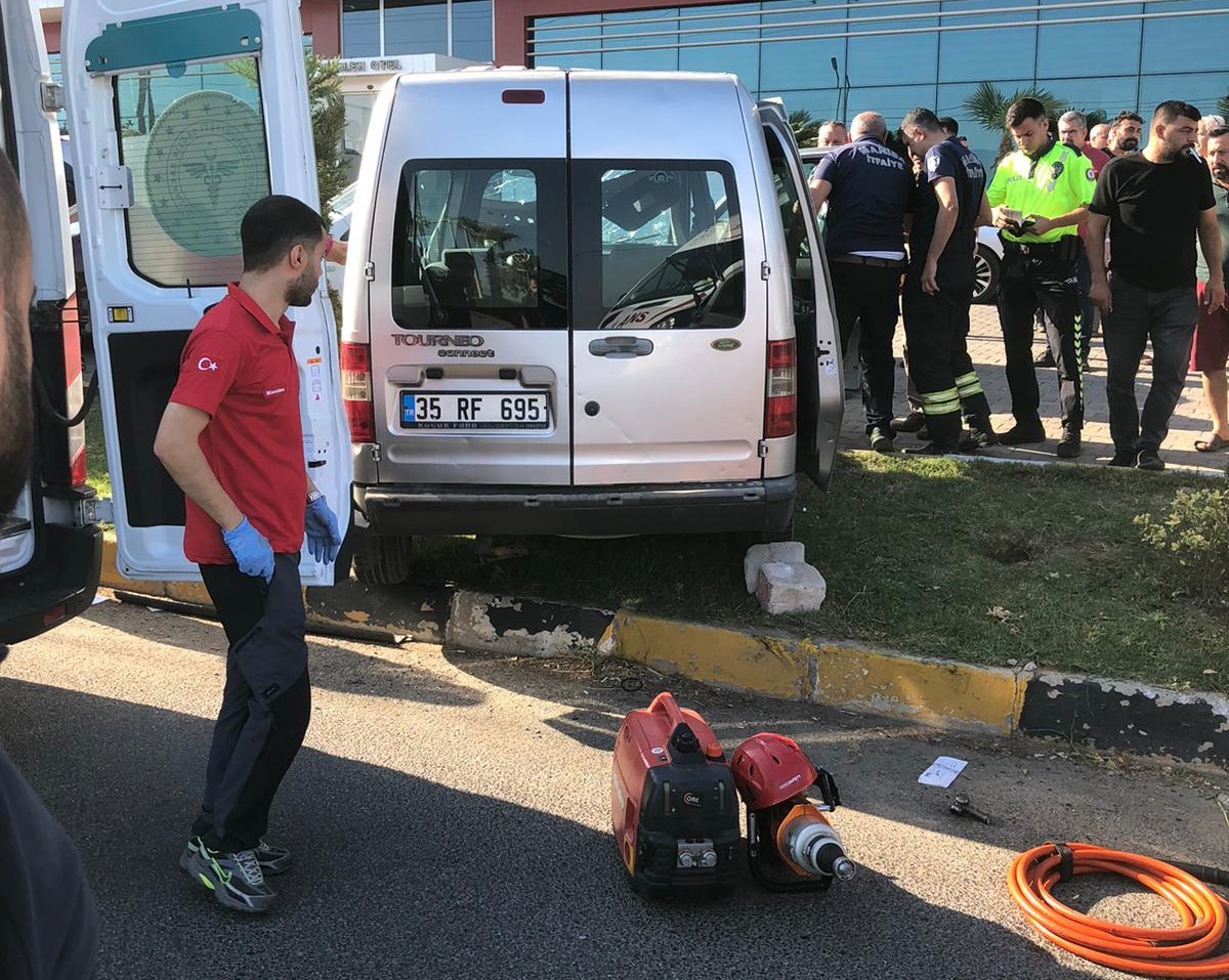 Manisa'da tır hafif ticari araca çarptı: 2 yaralı-11