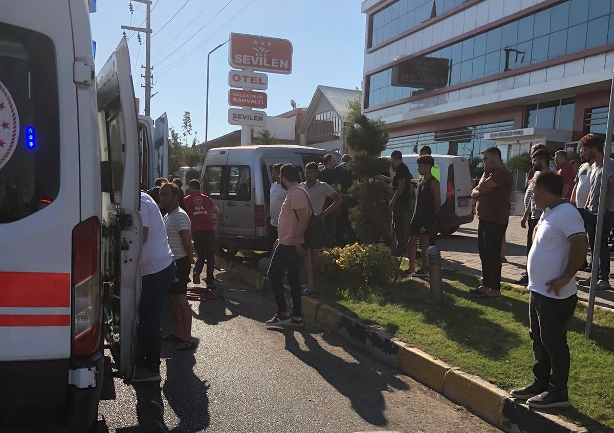 Manisa'da tır hafif ticari araca çarptı: 2 yaralı-22