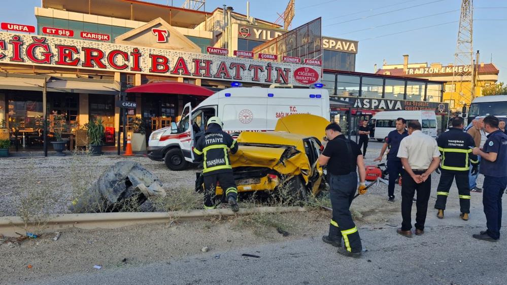 İki ticari taksinin çarpışması sonucu 1 kişi öldü, 2 kişi ağır yaralı