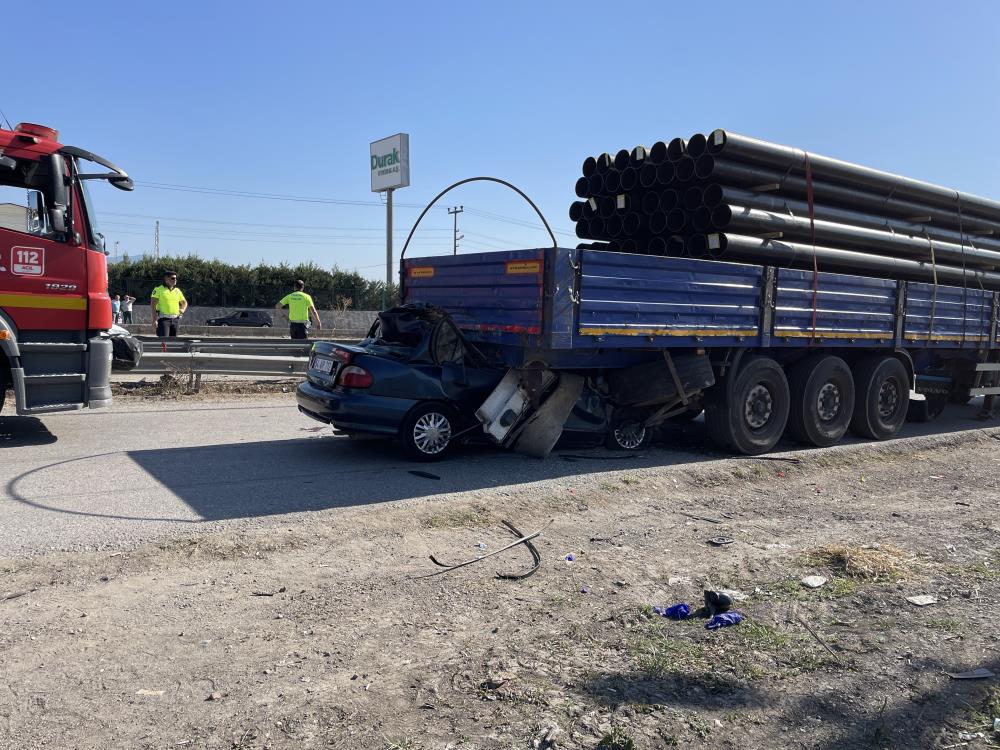 Metrelerce sürüklenen otomobil tırın altına girdi:  1 ölü