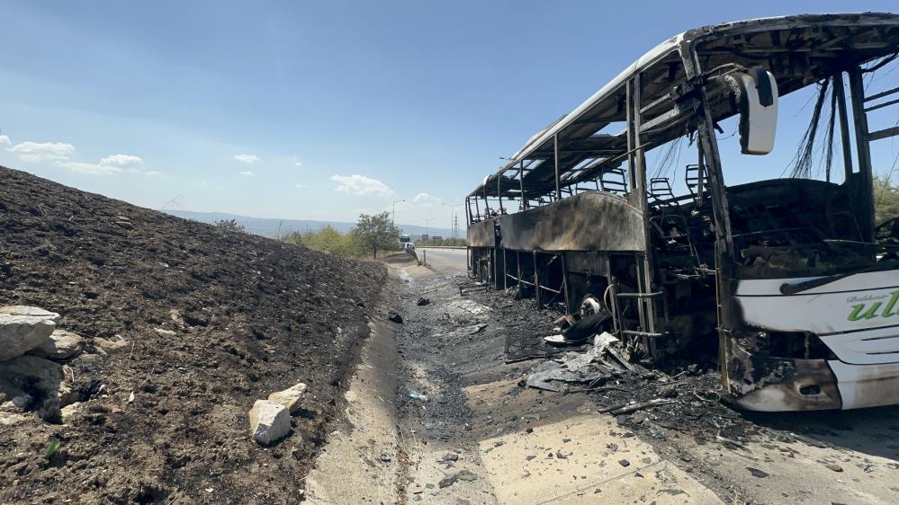 41 yolcunun bulunduğu otobüs alevlere teslim oldu!