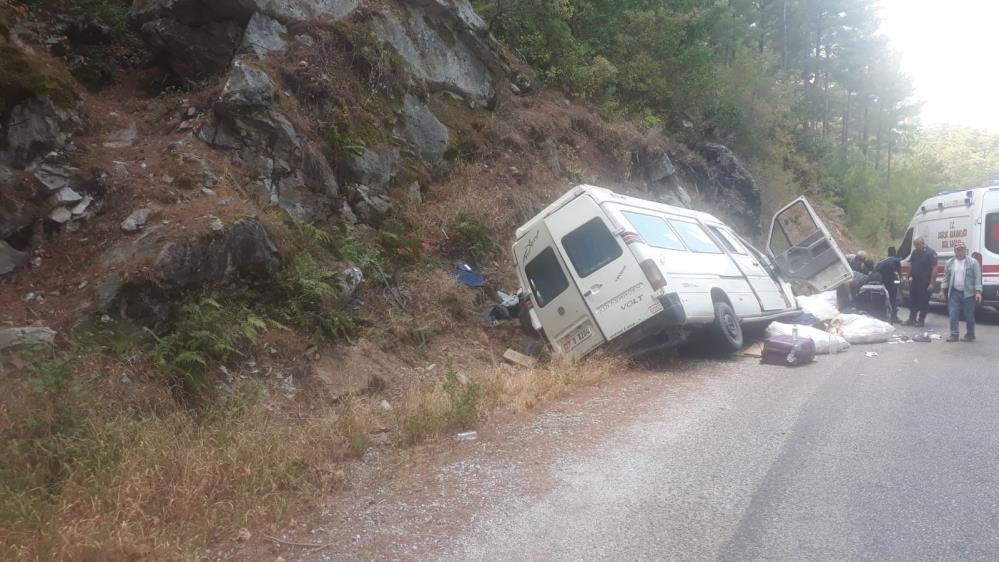 Freni boşalan minibüs kayaya çarptı: 3'ü çocuk 6 yaralı-1