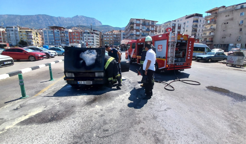 Manisa'da Bir Araç Alev Alev Yandı 33