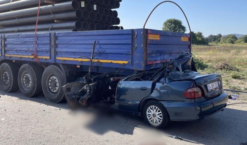 Metrelerce Sürüklenen Otomobil Tırın Altına Girdi 1 Ölü (1)