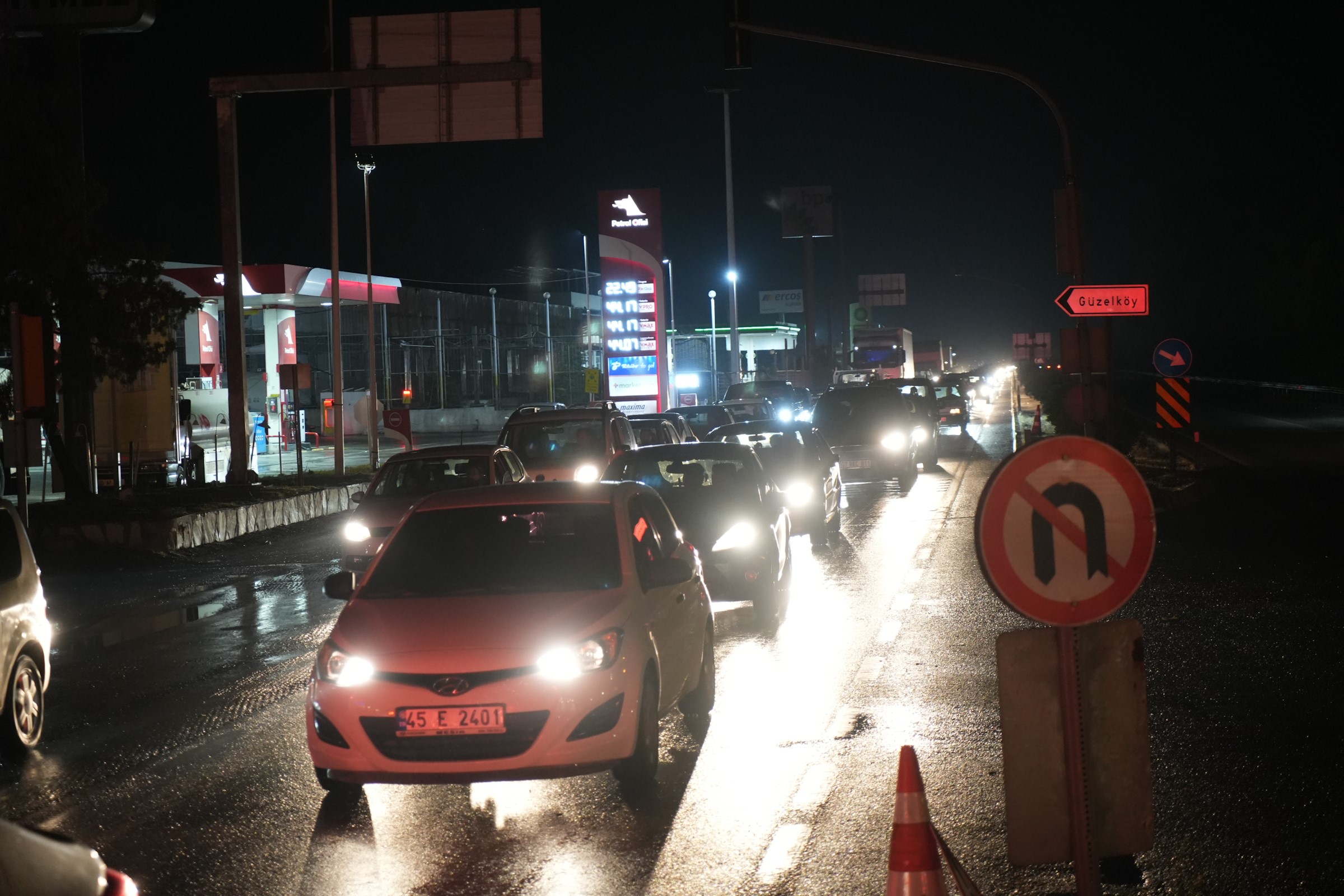 Manisa’dan başlayan trafik yaklaşık 50 kilometre mesafedeki Akhisar ilçesine dayandı-22