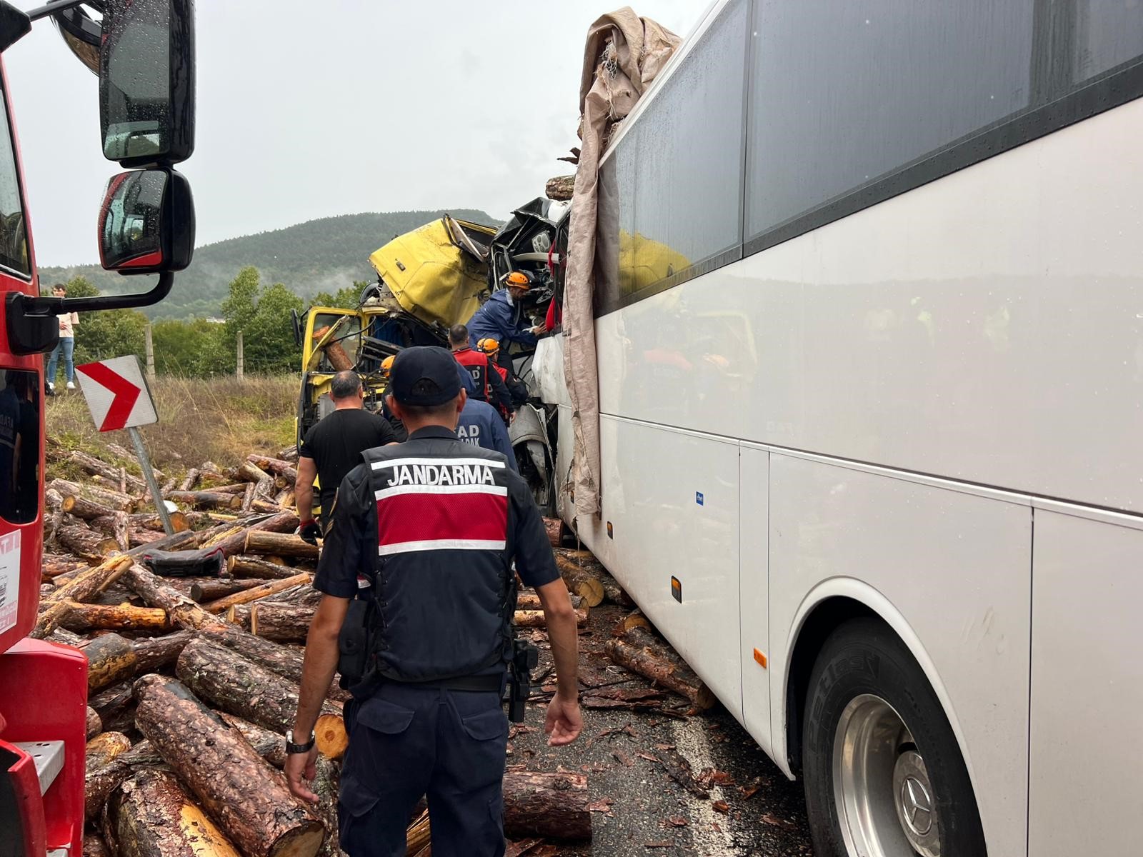 Feci kazada 2 ölü ve 21 yaralı-11