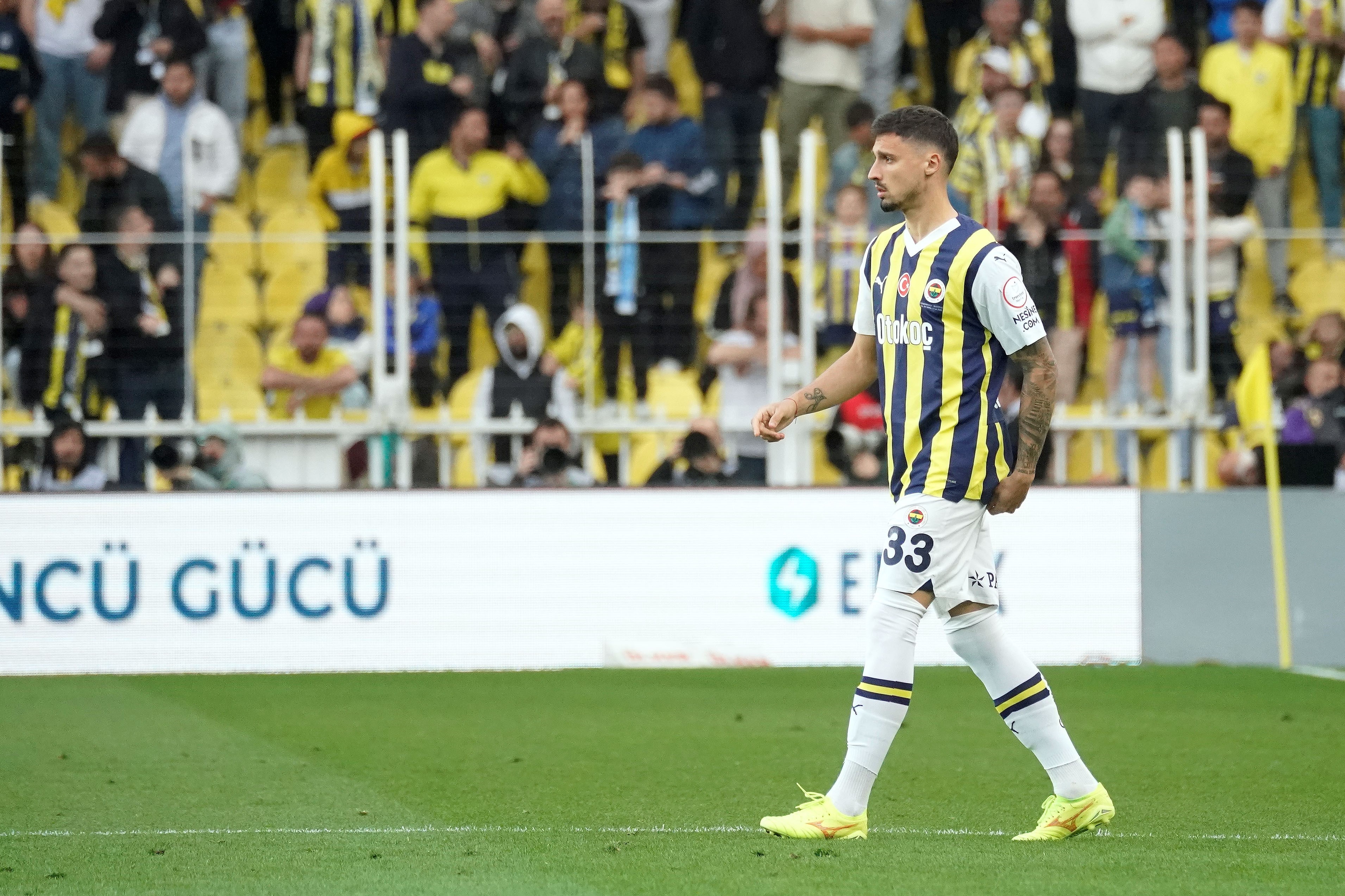 Fenerbahçe yıldız oyuncusu ile yollarını ayırdı-11