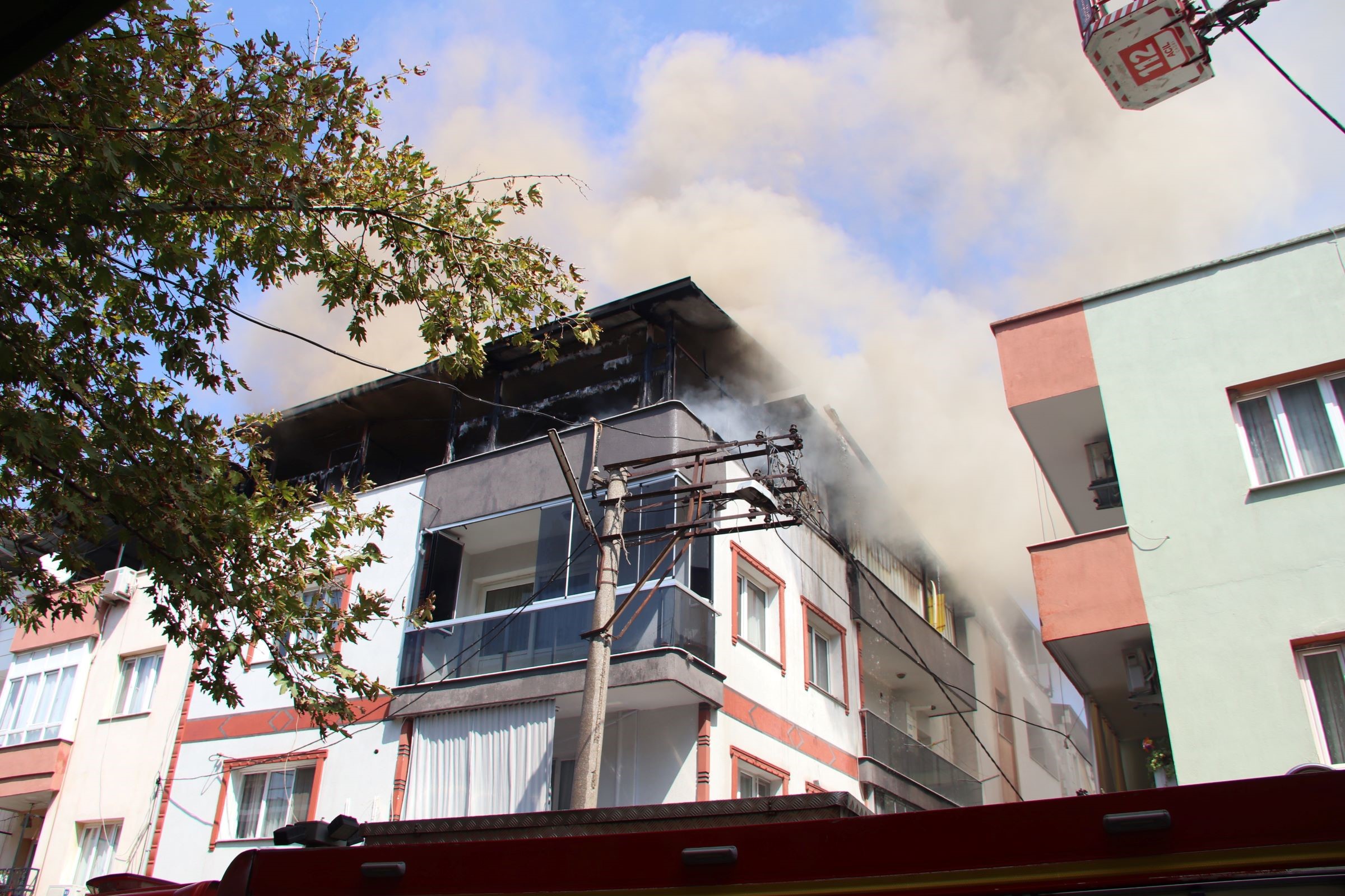 Manisa'nın Turgutlu ilçesinde bir binanın çatı katında çıkan yangın itfaiye ekiplerinin müdahalesi sonucu söndürüldü. Yangının söndürülmesinin ardından çatı katında oturan Osman K. ile komşuları arasında ise kavga çıktı. Komşular, Osman K.'nın hobi evi ol